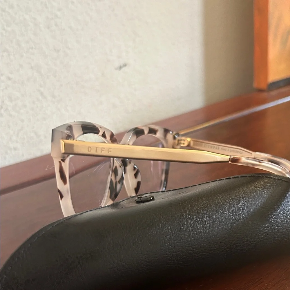 DIFF Stylish Tortoise Shell Glasses